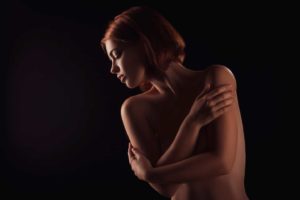 Mujer sensual da masaje sensitivo