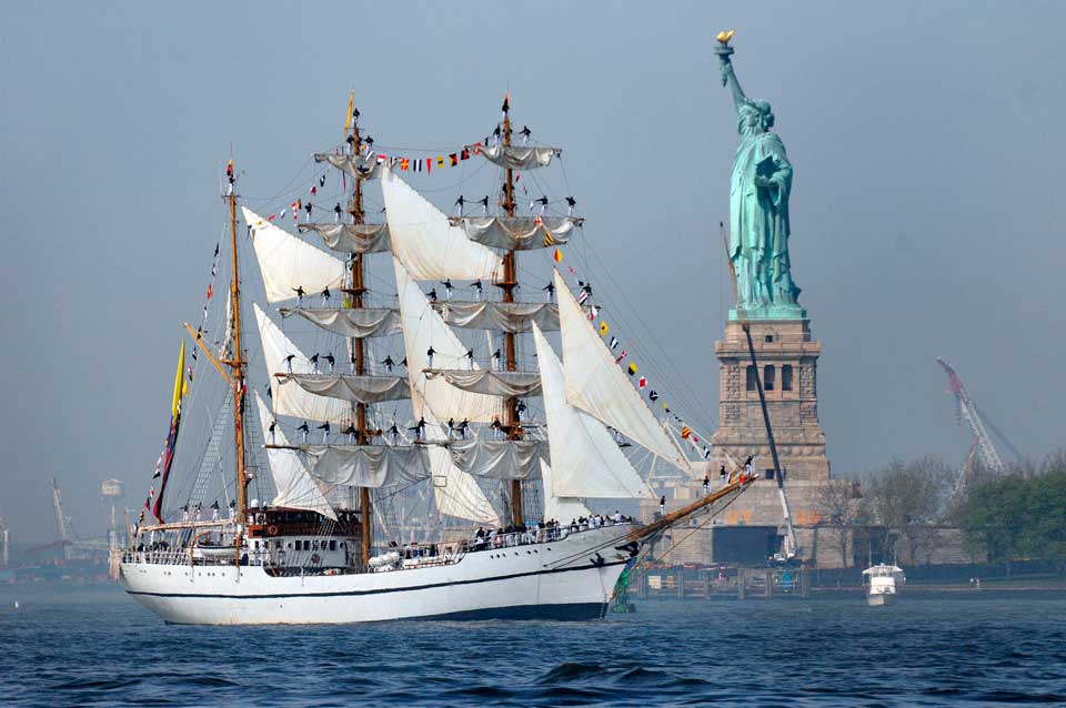 Barco en Nueva York Estatua de la Libertad