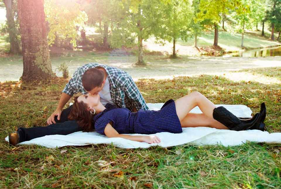 Couple kissing on a sunny day in the park