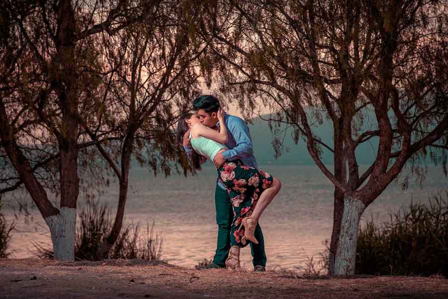 couple kissing in the park